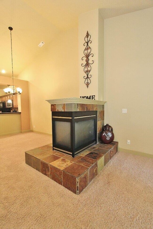 Building Photo - Immaculate Single-Level Townhouse