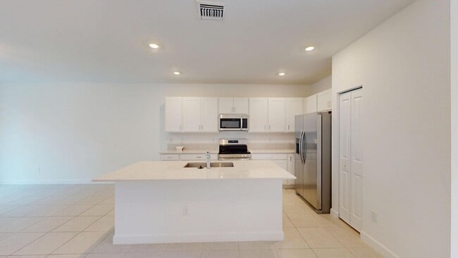 Building Photo - 4643 Hollister Ave