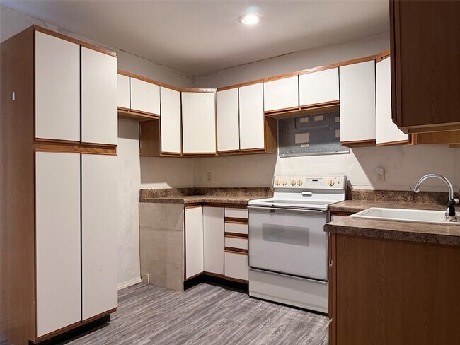 Building Photo - 2110 Lariat Trail