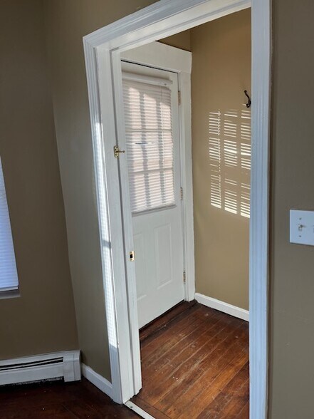 Building Photo - 198 Pine St