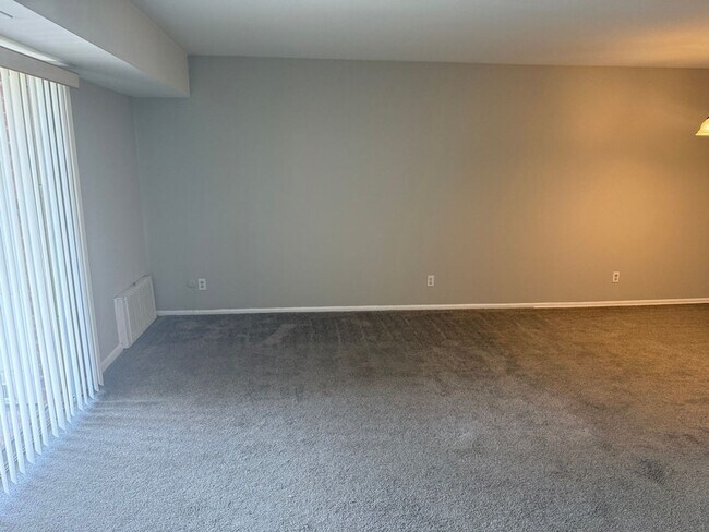 Building Photo - Bright & Spacious Condo in Sought-After Glenhardie Community