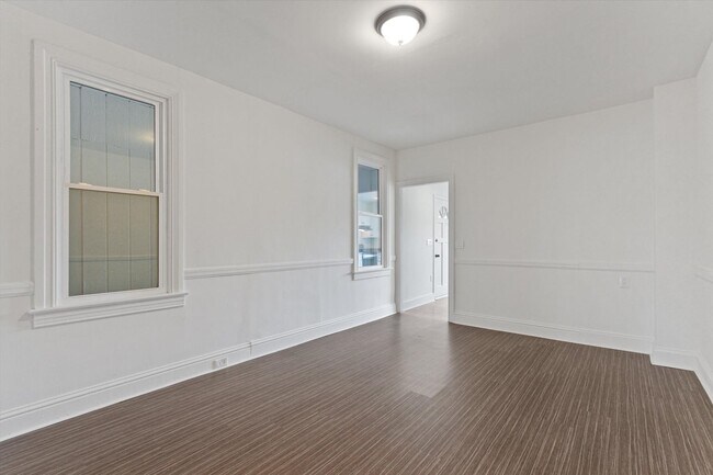Building Photo - 1020 N George St