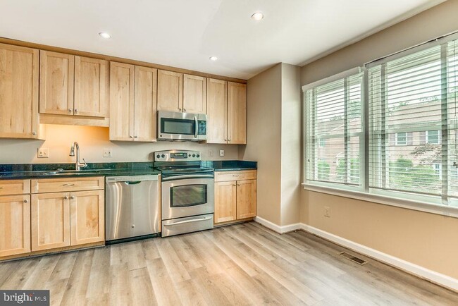 Building Photo - 1059 N George Mason Dr