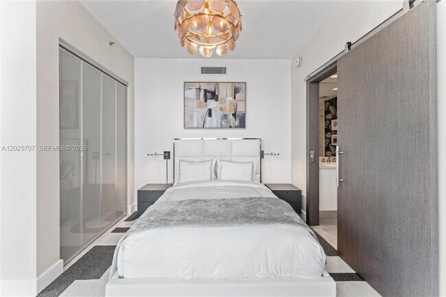 Building Photo - 5959 Collins Ave