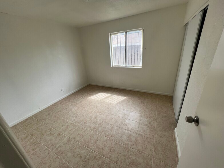 Building Photo - 1824 E Bonanza Rd