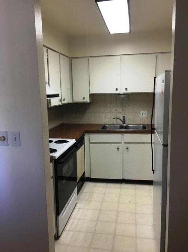 Building Photo - GREAT PRICE- 2 BEDROOM IN LONGMONT DUPLEX