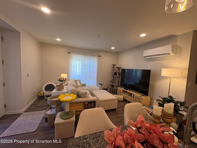 Building Photo - 633 Main St