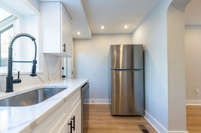 Building Photo - Newly Renovated 2-Bedroom 1-Bathroom Home in Port Richmond Available Now!