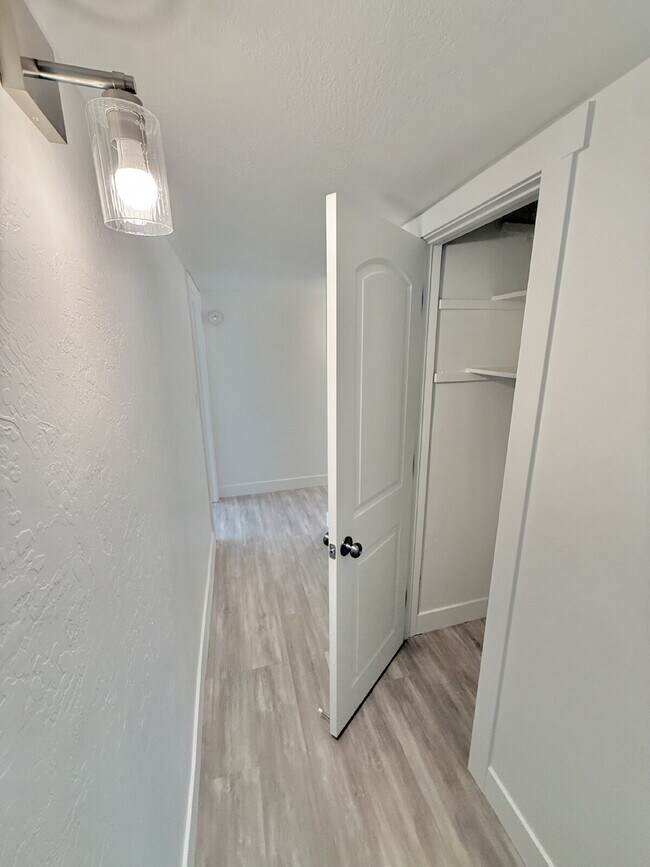 Building Photo - 288 W Diagonal #A 3 Bed/2 Bath