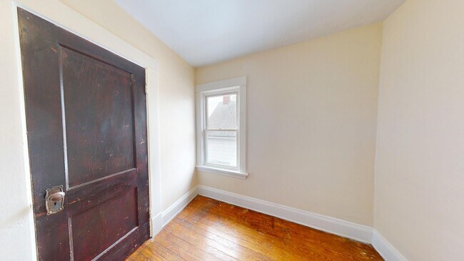 Building Photo - 2 bedroom/1 bath (upper unit)- 1ST MONTH FREE IF LEASE SIGNED BY 10/15