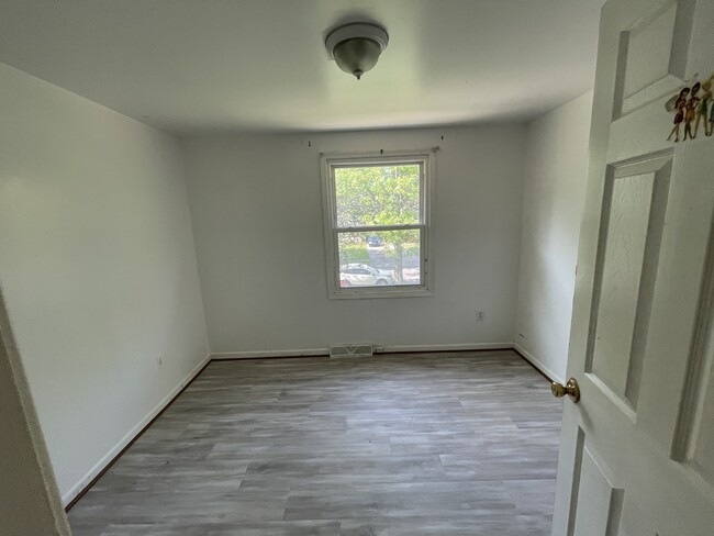 Building Photo - 165 Berehaven Dr