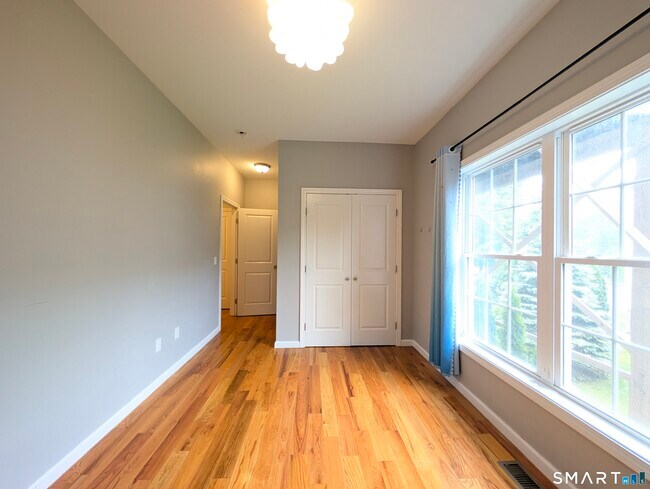 Building Photo - 15 Old Oak Dr