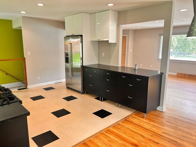 Building Photo - 4 Bedroom, 2 Bathroom in the Lower Rattles...