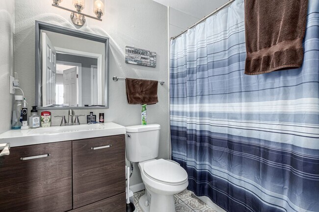 Building Photo - Spacious 4-bedroom available 6/1