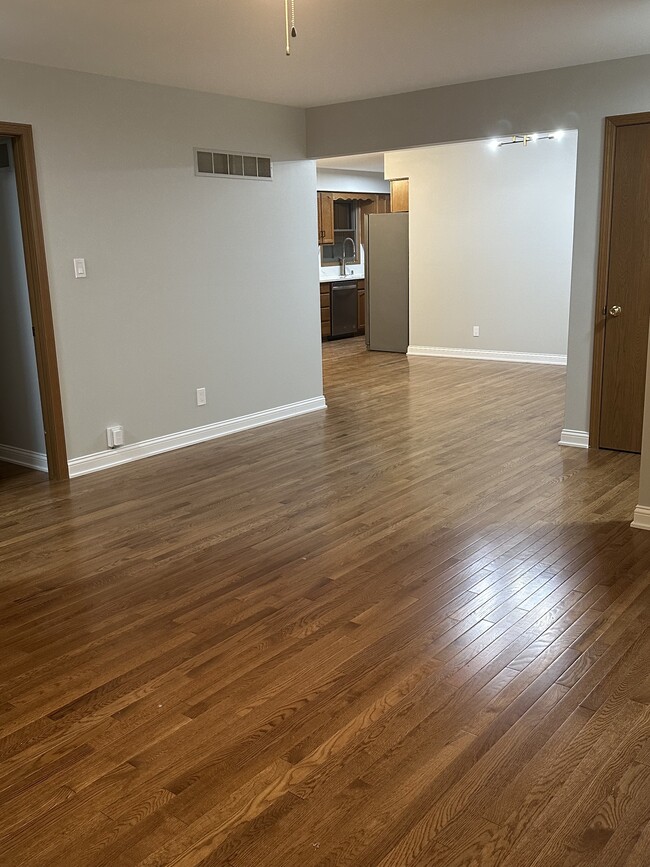 Building Photo - 1547 W 97th Pl