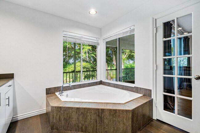 Building Photo - 11823 Pebblewood Dr