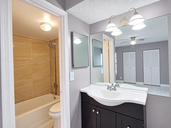 Building Photo - 889 Twin Lakes Dr