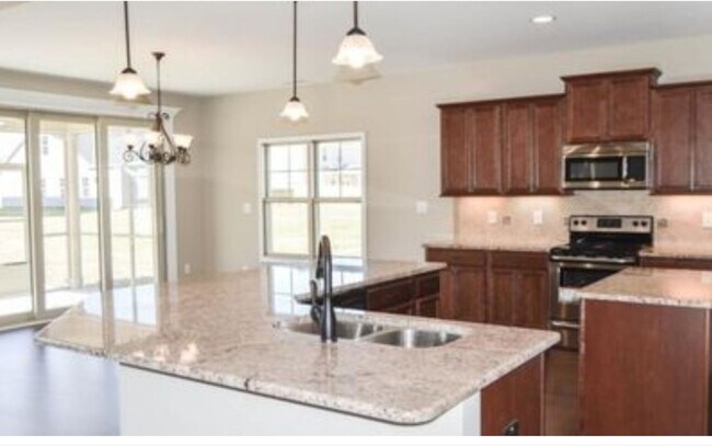 Building Photo - NEW LISTING- 4 bd/ 2.5 ba located MINUTES ...