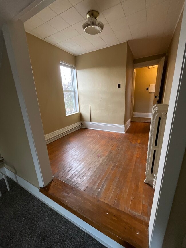 Building Photo - 1324 E 2nd St