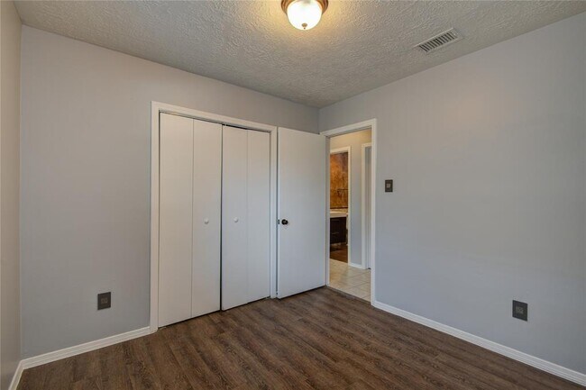 Building Photo - 4718 Brooklawn Dr