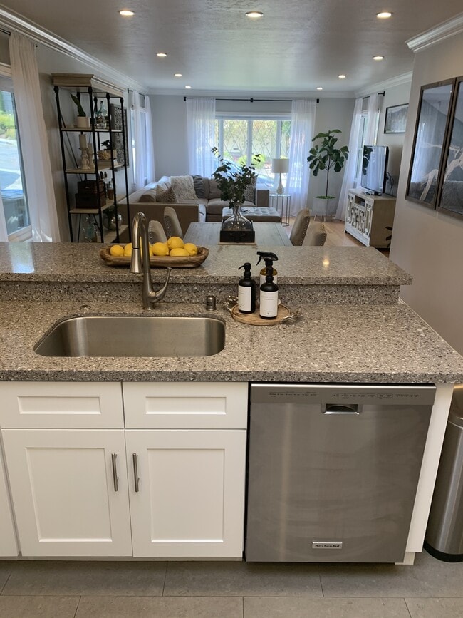 Building Photo - 1417 Sunnyslope Ave