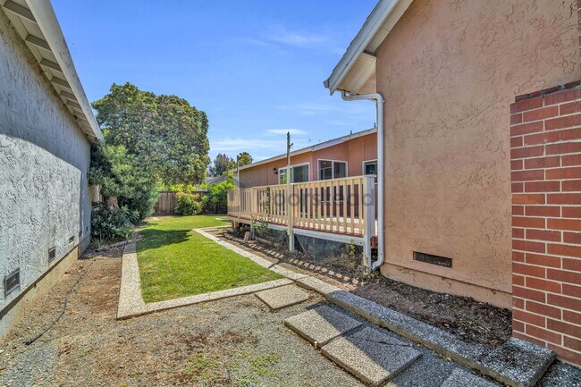 Building Photo - 1492 Via Cancion