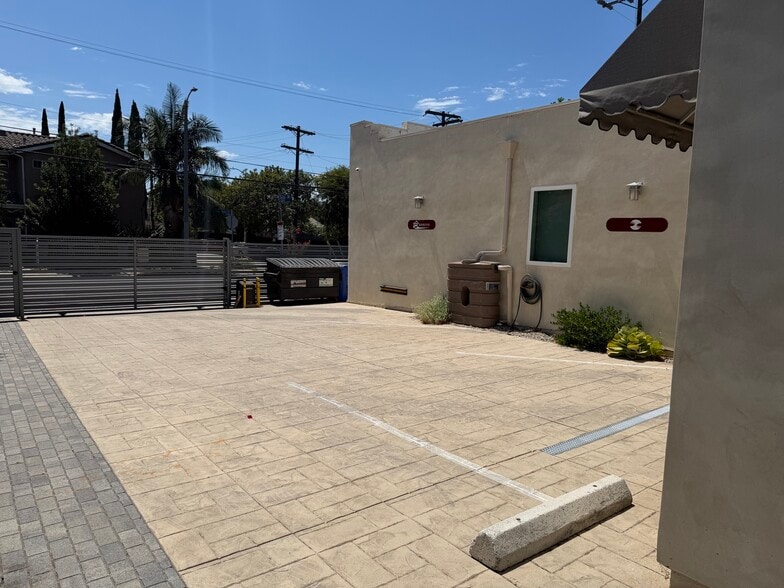 parking area. one parking included in rent, secured gate access - 4131 Chevy Chase Dr