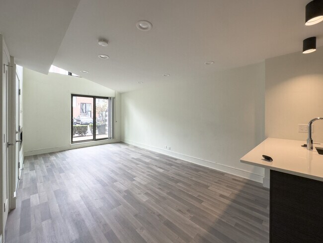 Building Photo - 949 W Grace St