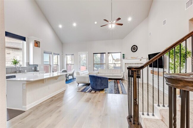 Building Photo - 726 Kingston Pl