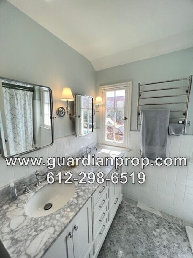 Building Photo - Highland Park House Available December 1st...