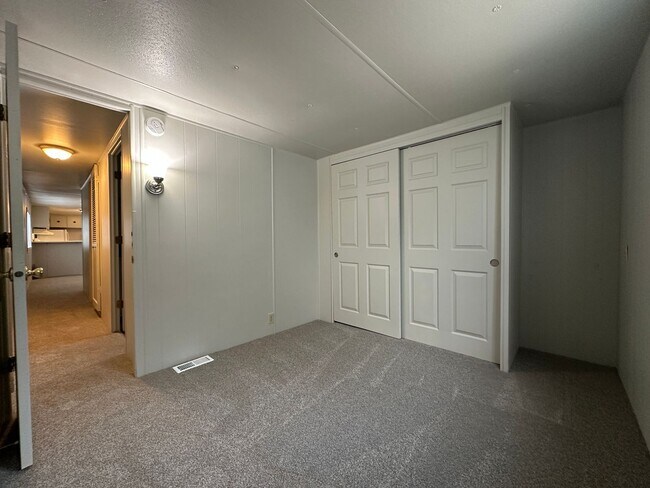 Building Photo - 558 N Elm Ave