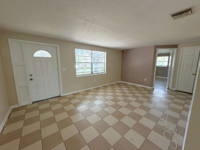 Building Photo - "Charming 3-Bed, 2-Bath on Jackson Street"