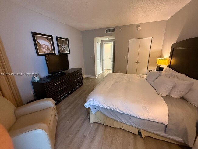 Building Photo - 17375 Collins Ave