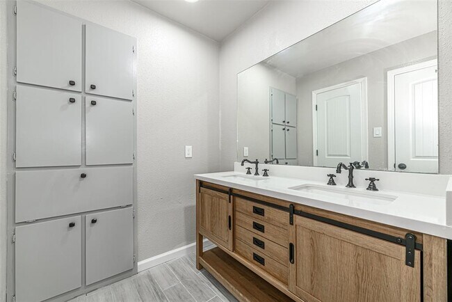 Building Photo - 5550 N Braeswood Blvd