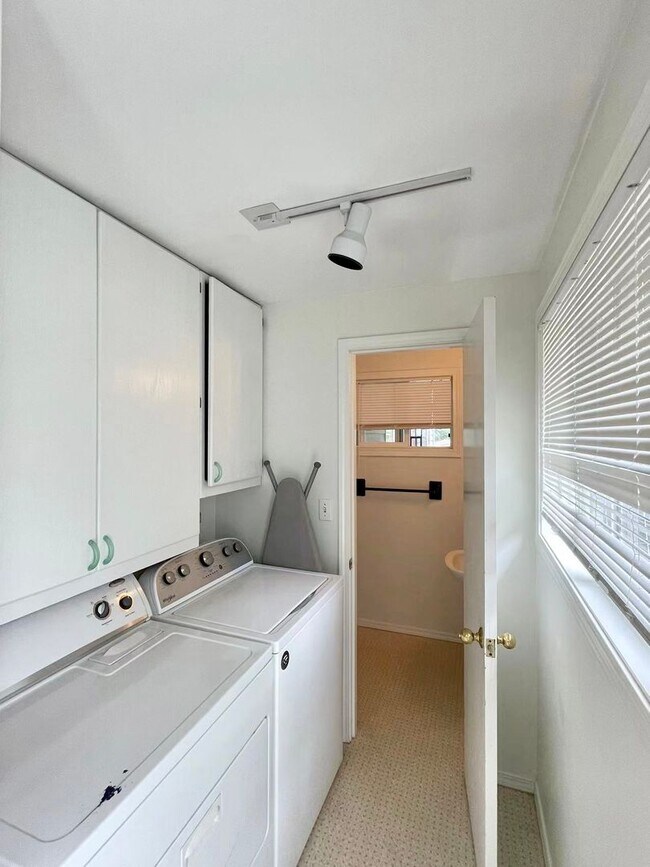 Building Photo - Spacious 5-Bedroom Home in Prime Location