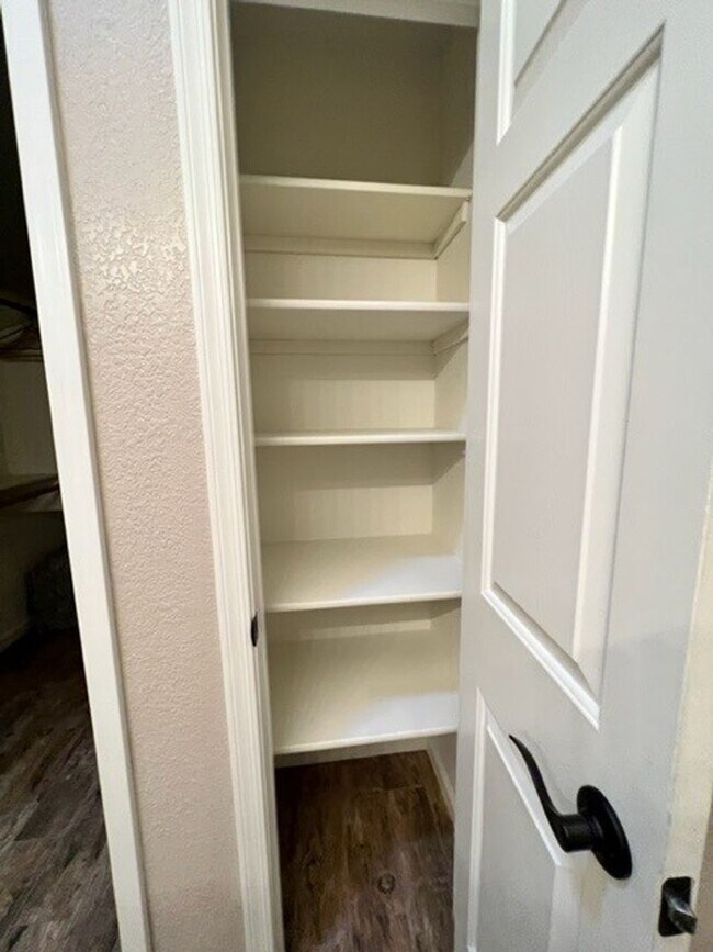 Building Photo - 3 BR LUXE Home-Walk to Colorado River, Golf & near Rotary Park.