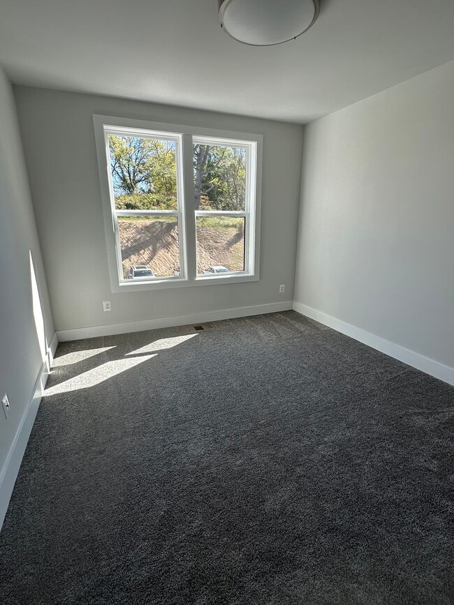 Building Photo - Light filled 3 BR, 2.5 Ba end unit in Broo...