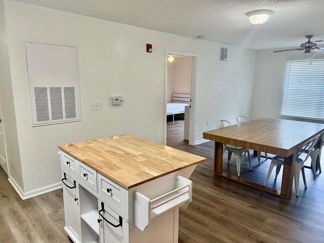 Building Photo - 3 Bed / 3 Bath Condo with Amenities on the 1ST Floor!