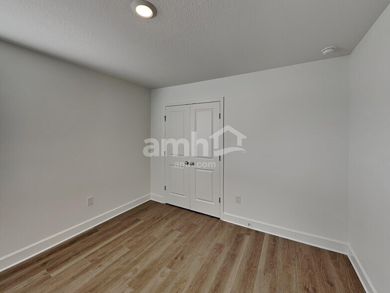 Building Photo - 2908 20th Ave W