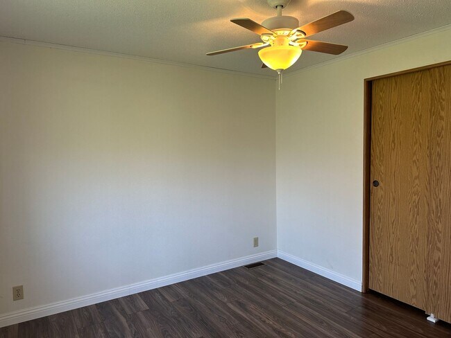 Building Photo - Peaceful Country Living on 2 Fenced Acres