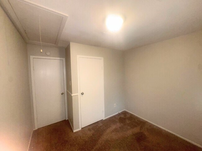 Building Photo - 2222 Riverford Dr