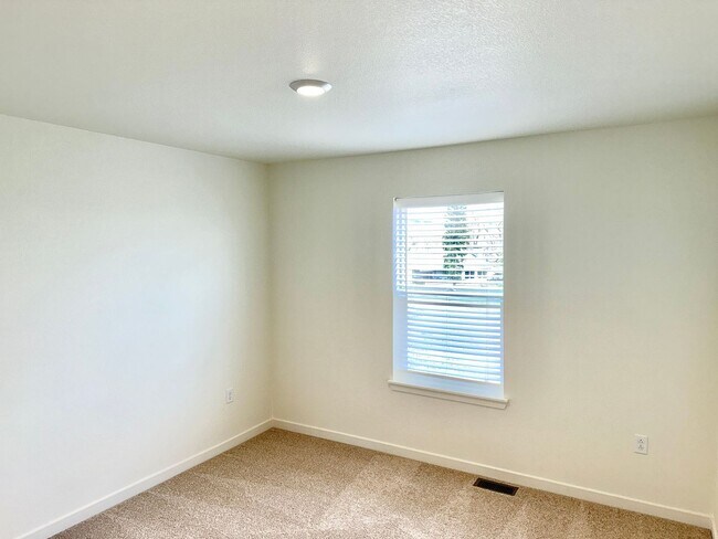 Building Photo - Beautiful 2 Year Old Home In Monument, wit...