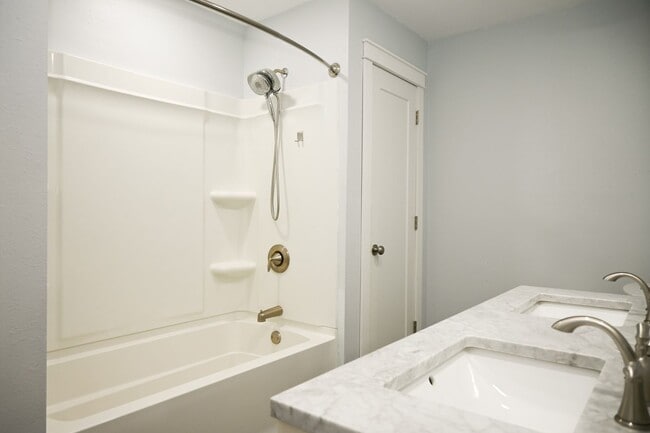 Building Photo - Gorgeous 3 Bed 1 Bath Home! Updated Applia...