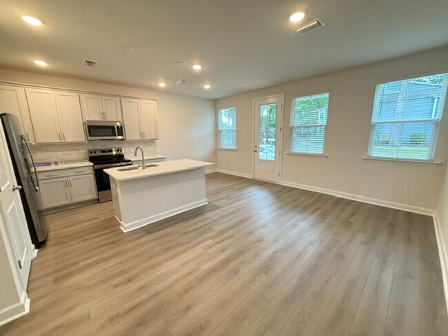 Building Photo - 3 Bedroom 2.5 Bathroom Townhouse in Windward Village - Summerville