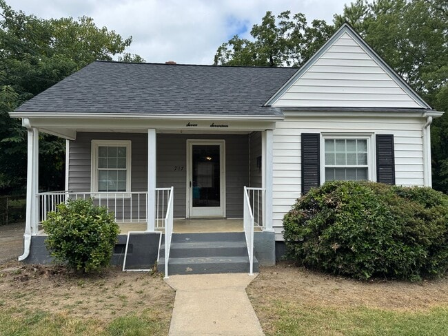 Primary Photo - Newly updated 3 bedroom 1 bath with hardwo...