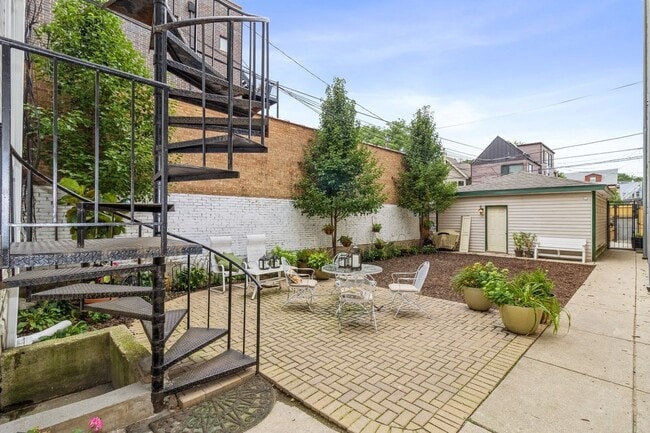 Building Photo - 2459 N Clybourn Ave