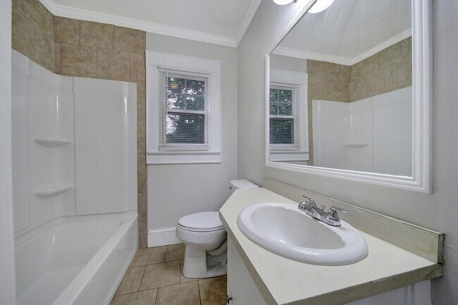 Building Photo - Lovely Brick Ranch Home Close to Uptown Ch...