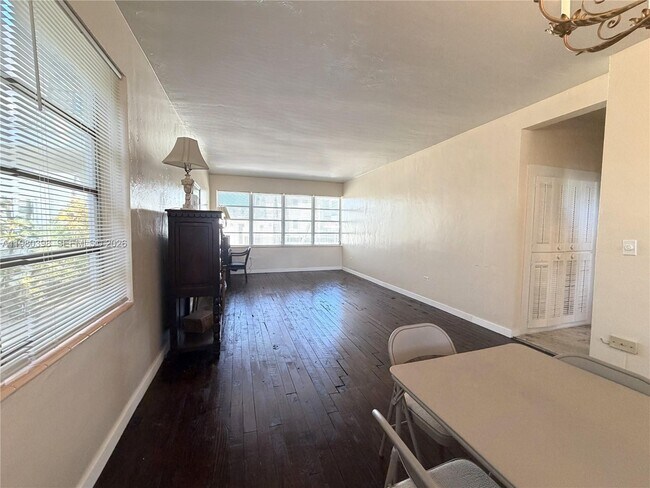 Building Photo - 4710 Pine Tree Dr