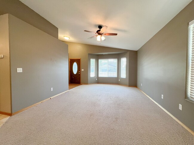 Building Photo - Three Bedroom, Two Bath House in Southview