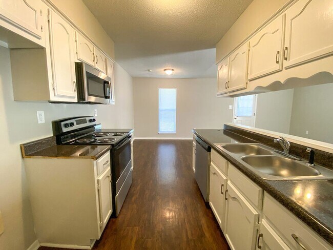 Building Photo - 3 bed, 2 bath in Horn Lake (ss appliances, fresh paint)